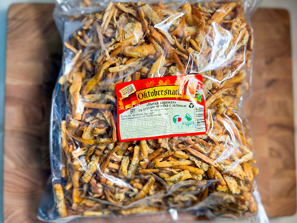Нитка ЖАРЕНАЯ "Чеснок с зеленью" Oktobersnack 1 кг (сырный продукт) в Магнитогорске