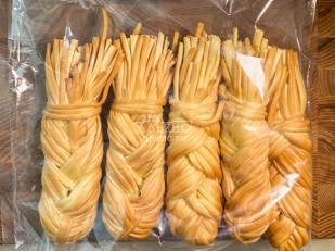 Продукт сырный ПАУТИНКА  Oktobersnack БЕЛАЯ (1 кг): Сырный продукт ФЕРМЕРСКИЙ коса копченая