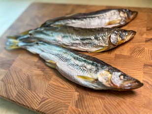Ресторанные гренки с морской солью: Корюшка с икрой вяленая ГОСТ (крупная)